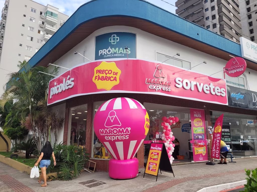 Fachada real de unidade Maroma Express iluminada