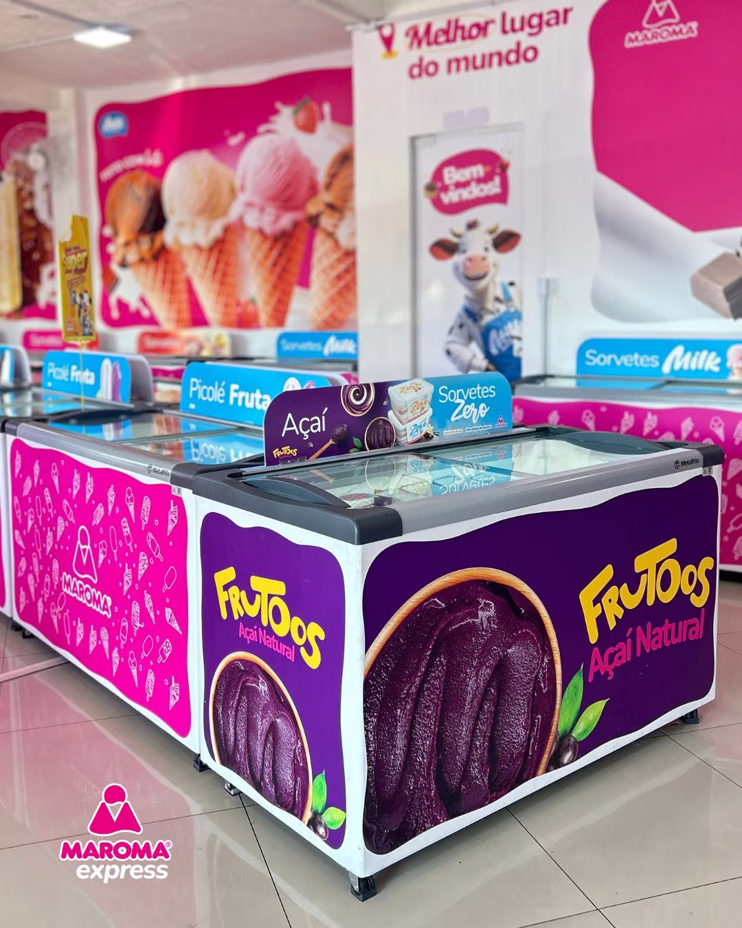 Quiosque e materiais de marketing da Maroma Express montados no ponto de venda