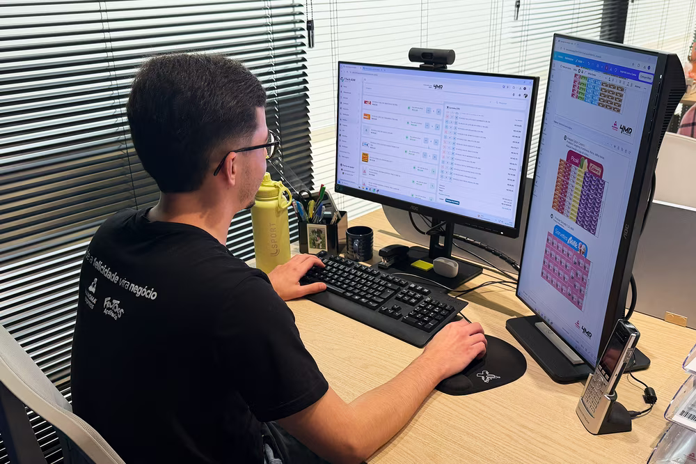 Equipe da franqueadora Maroma Express analisando o mapa de expansão e a operação em um computador